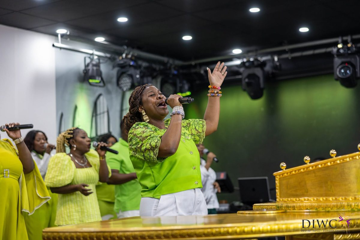 The congregation in praise
